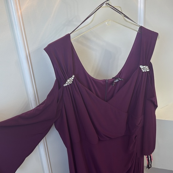NWT R&M Richard's Maxi Gown; 20W Cold shoulder New!!!! Never Used! - Picture 10 of 10